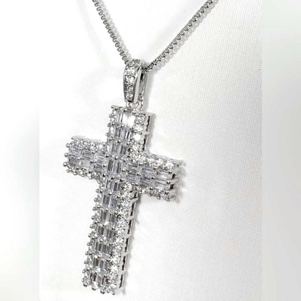NWOT - Sparkling Cubic Zirconia Cross Pendant Necklace  ✝️✨